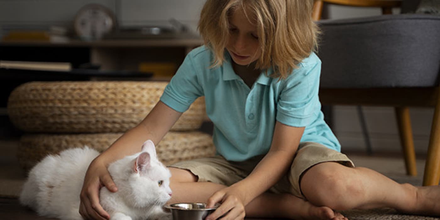 KEDİLER VE KARBONHİDRATLAR - Karbonhidratların Önemi Karbonhidratlar kedilerde birçok önemli işlevi yerine getirir. Kedilerin diyetlerinde temel besinler olarak kabul edilmese ve genellikle dolgu maddeleri olarak kabul edilse de karbonhidratlar kedinizin vücudunda kritik rol oynarlar. Özellikle yüksek oranda sindirilebilir, kolayca temin edilebilen bir enerji kaynağı sağlarlar. Sindirim sırasında karbonhidratlar, beyin de dahil olmak üzere belirli vücut hücreleri için tercih edilen